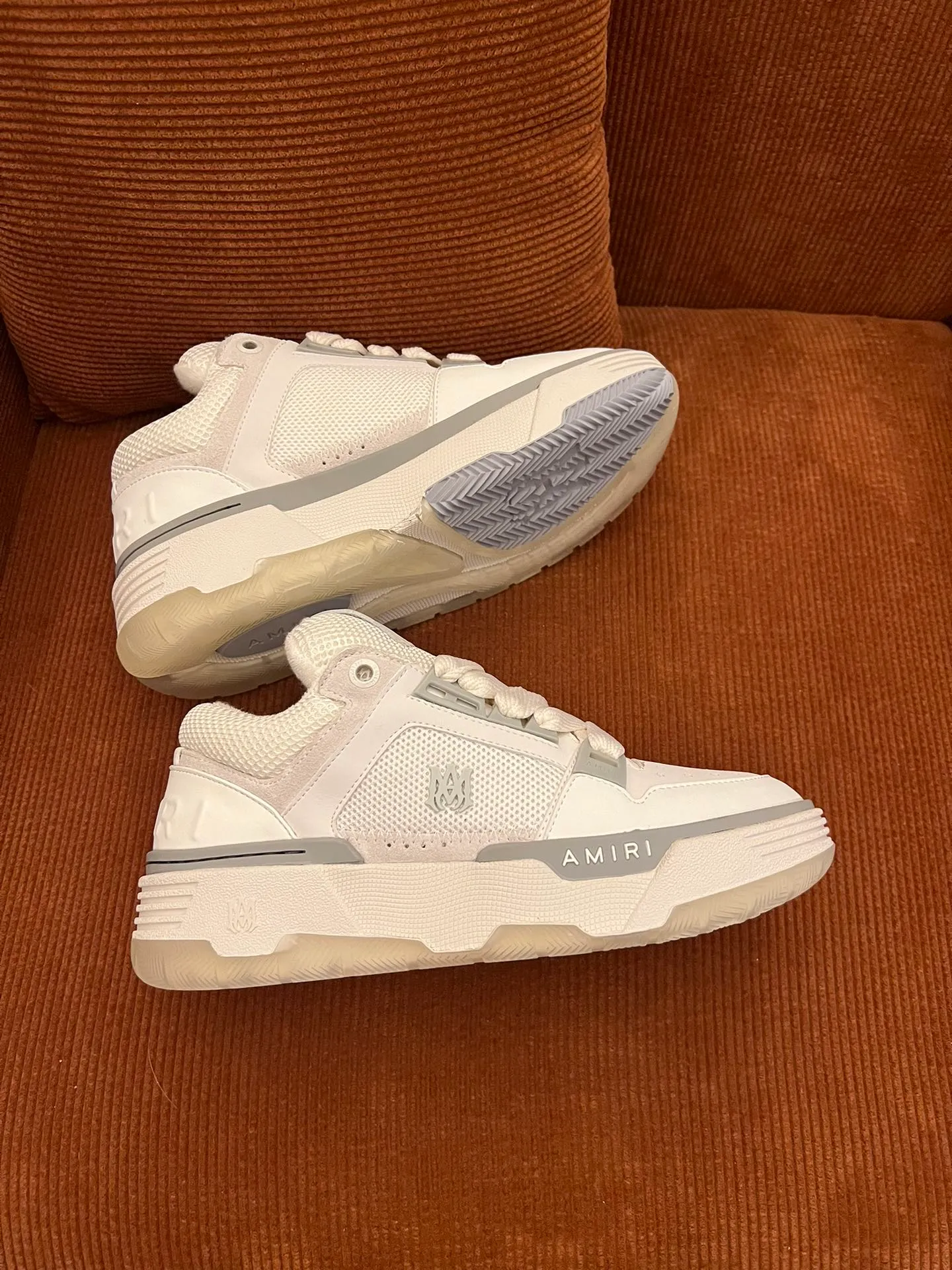 p620💰Men's shoes Amiri Emile's 2023 spring and summer new MA-1 bread shoes, couple models, casual sports shoes, sneakers Amiri gave up the rock punk style in the new season and used a large number of unsaturated colors, Morandi tones, whether you see or wear them, it will make people very happy. The large tongue of the bread shoes continues, shortens the length of the shoe body, thickens the midsole, and the toe part is more rounded. Amiri's brand letters and MA logo appear on the side of the shoe. Fabric: Original customized imported first-layer cowhide + mesh. Lining: Original customized breathable towel lining. Outsole. Foam combination material. Bottom thickness: 4CM. Size: Men's 39-45